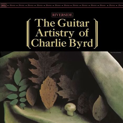 "The Guitar Artistry of Charlie Byrd" steht oben, darunter Blätter und ein Pilz in Erdtönen arrangiert.