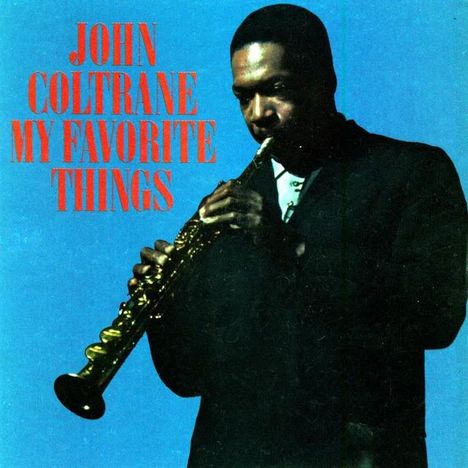 Text: "John Coltrane My Favorite Things." Ein Mann spielt Saxophon vor blauem Hintergrund.