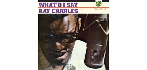 „What'd I Say“ Ray Charles, neben ihm ein Mikrofon, trägt Sonnenbrille, ernstes Gesicht.