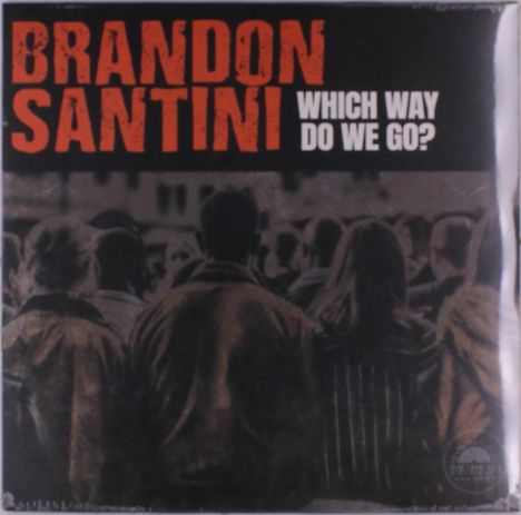 Text: "BRANDON SANTINI WHICH WAY DO WE GO?"
Menschenmenge von hinten, die Kleidung verschiedener Stile trägt.