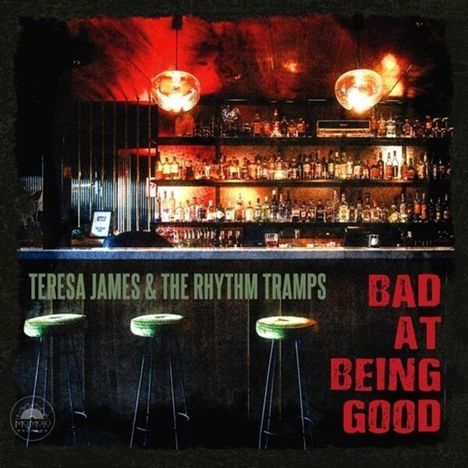 "TERESA JAMES & THE RHYTHM TRAMPS" und "BAD AT BEING GOOD" über einer stimmungsvoll beleuchteten Bar mit Glasflaschen.