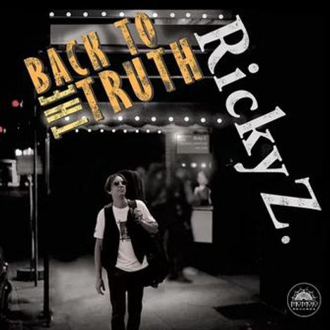 Text: "Back to the Truth", "Ricky Z.". Schwarz-weißes Foto eines Mannes mit Sonnenbrille, der auf einem Gehweg läuft.
