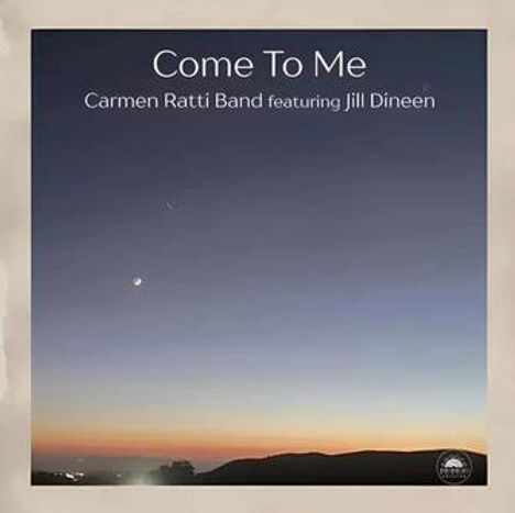 "Come To Me" Carmen Ratti Band featuring Jill Dineen. Abendhimmel mit Mondsichel und Sternen über einem dunklen Horizont.