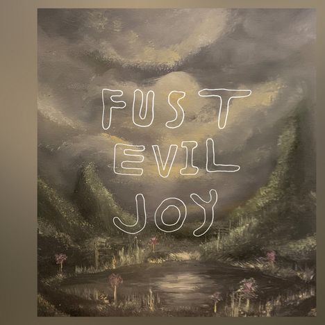 "FUST EVIL JOY" in großen Buchstaben; dunkle, mystische Landschaft mit Hügeln und einem See, vereinzelt Bäume.