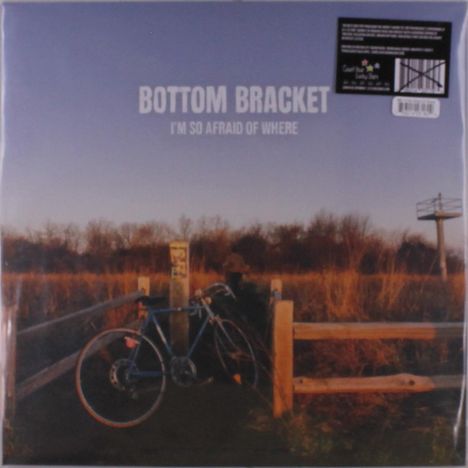 Text: "BOTTOM BRACKET I'M SO AFRAID OF WHERE". Ein Fahrrad lehnt an einem Holzzaun vor einer Landschaft mit Wachturm.