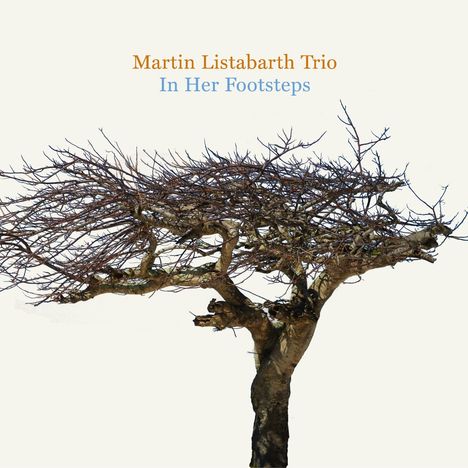 Text: „Martin Listabarth Trio In Her Footsteps“. Illustration eines kahlen Baums vor weißem Hintergrund.