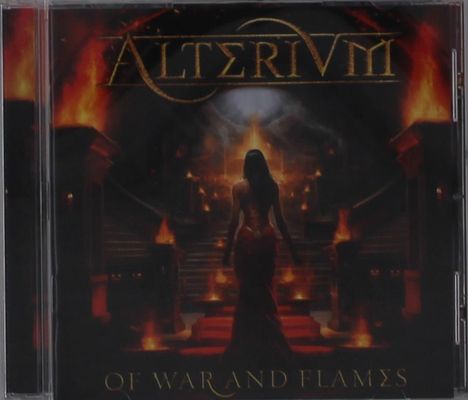"ALTERNUM" oben, "OF WAR AND FLAMES" unten. Eine Silhouette einer Frau in einem roten Kleid vor Flammen und Treppen.