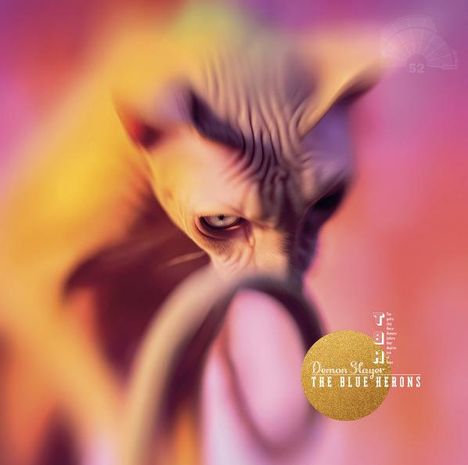 „Demon Slayer: The Blue Herons“ steht auf einem goldenen Kreis. Verschwommene, katzenartige Figur auf buntem Hintergrund.