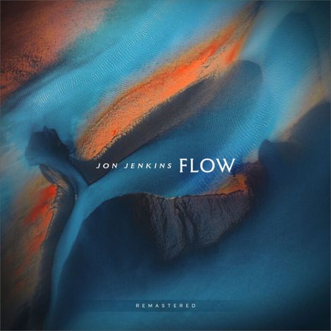 "JON JENKINS FLOW REMASTERED". Abstrakte Luftaufnahme: Fluss und Land in Blau- und Orangetönen, ineinanderfließend.