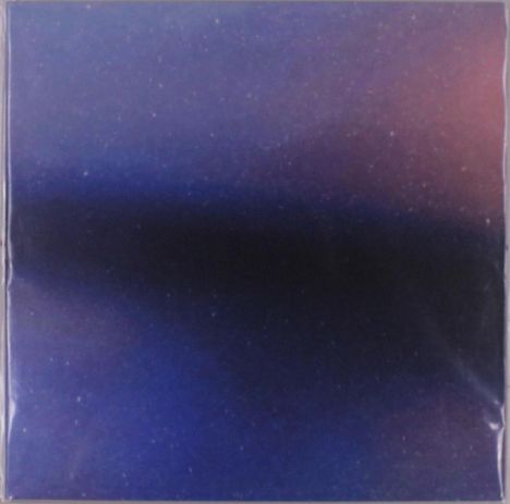 Keine Texte erkennbar. Quadratisches Bild mit dunkelblauen, leicht verschwommenen Farbtönen.