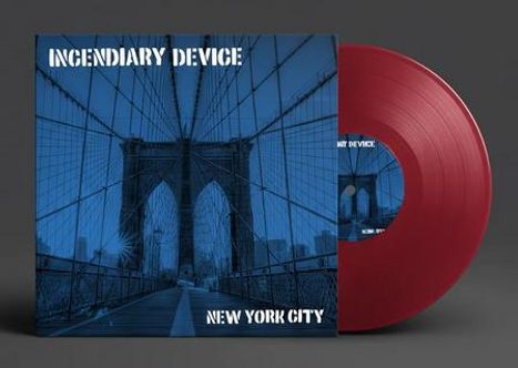Text: "INCENDIARY DEVICE" und "NEW YORK CITY". Rotes Vinyl vor einem blauen Foto der Brooklyn Bridge.