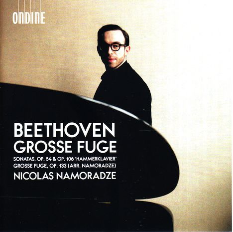 Albumcover, Text: "Beethoven Grosse Fuge" und "Sonatas, Op. 54 & Op. 106 'Hammerklavier'". Mann in Schwarz neben Flügel.