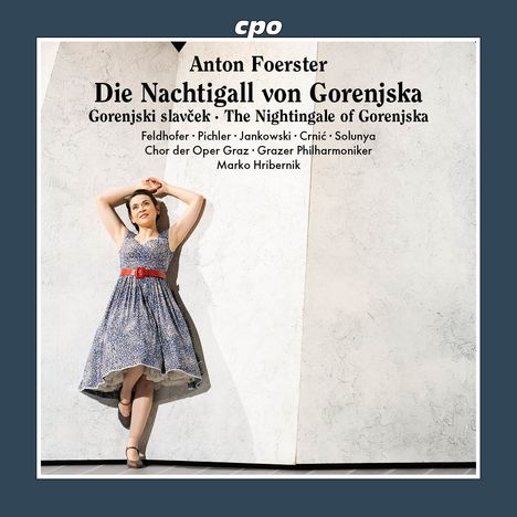 "Die Nachtigall von Gorenjska" von Anton Foerster. Frau in blauem Kleid lehnt an weißer Wand, Hände hinterm Kopf.