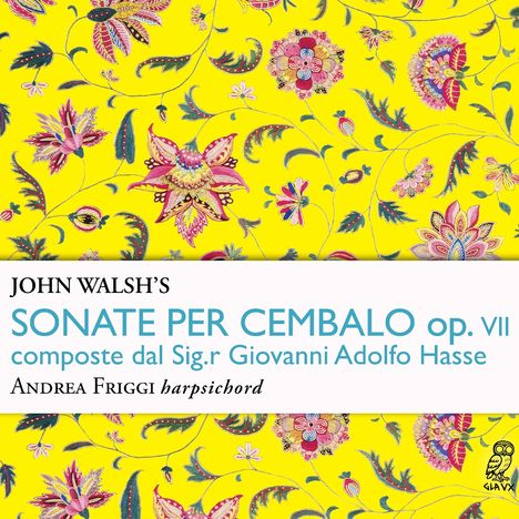 Texte: "JOHN WALSH'S SONATE PER CEMBALO op. VII compost da Sig.r Giovanni Adolfo Hasse, Andrea Friggi harpsichord".  
Verschnörkelte Blumen auf gelbem Hintergrund.