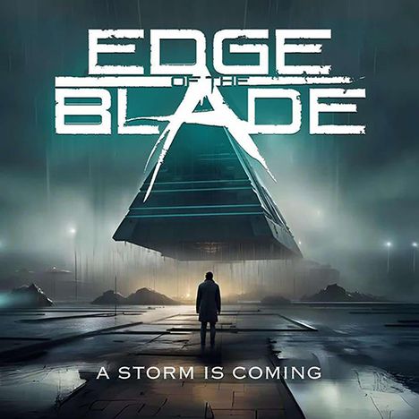 Texte: "EDGE OF THE BLADE", "A STORM IS COMING". Illustration: Eine Person vor einem schwebenden, pyramidenähnlichen Objekt.