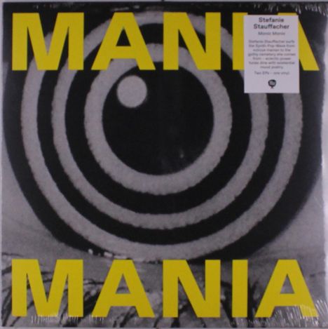 Große gelbe Buchstaben "MANIA" oben und unten, spiralförmiges schwarz-weißes Muster im Hintergrund, Infotext auf weißem Feld rechts.