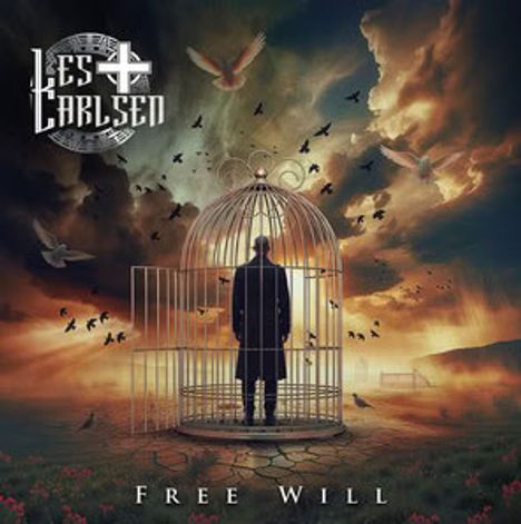 Text: "Les Carlsen Free Will". Ein Mann steht in einem offenen Vogelkäfig, umgeben von fliegenden Vögeln vor dramatischem Himmel.