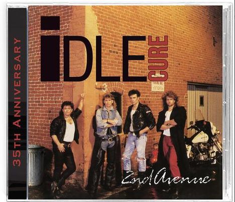Text: "35th Anniversary", "IDLE CURE", "2nd Avenue". Vier Männer vor einer Backsteinwand mit Motorrädern.