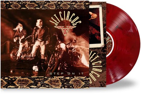 "Jet Circus" oben, "Step On It" unten. Zwei Personen mit Motorrädern, rotbraune Vinyl-Schallplatte im Hintergrund.