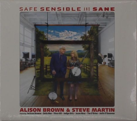"SAFE SENSIBLE AND SANE. Alison Brown & Steve Martin. Zwei Personen mit Banjo vor Landschaftsgemälde in einem Studio."