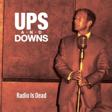 Texte: "UPS AND DOWNS", "Radio Is Dead". Ein Mann im Anzug hält ein altes Mikrofon, retro Stil.