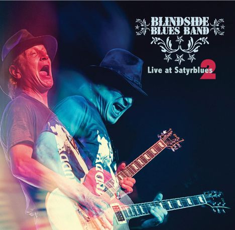 Blindside Blues Band "Live at Satyrblues 2". Energischer Gitarrist mit Hut, doppelte Belichtung, spielt Gitarre.