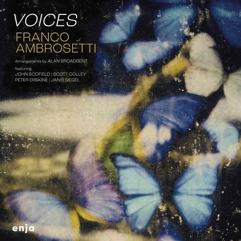 Text: "VOICES FRANCO AMBROSETTI Arrangements by ALAN BROADBENT featuring JOHN SCOFIELD | SCOTT COLLEY | PETER ERSKINE | JANIS SIEGEL enja." 
Hintergrund: Verschwommene blaue Schmetterlinge.