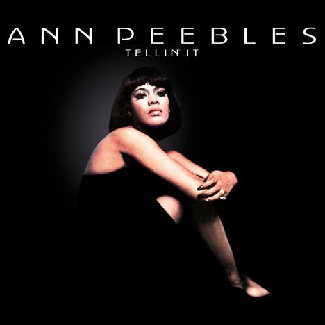 Text: "ANN PEEBLES TELLIN' IT". Eine Frau sitzt mit verschränkten Armen, in einem schwarzen Raum.