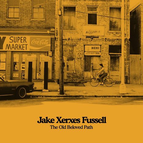 "Jake Xerxes Fussell - The Old Beloved Path" zeigt eine alte Stadtstraße mit Supermarkt, Telefonzellen und Radfahrer.