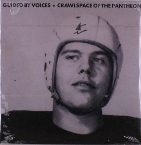 GUIDED BY VOICES, CRAWLSPACE OF THE PANTHEON steht oben. Schwarz-weiß Porträt eines Mannes in einem alten Footballhelm.