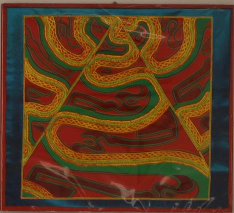 Es gibt keinen Text. Eine bunte Illustration mit roten, grünen und gelben, welligen Linien in einem Dreiecksrahmen.