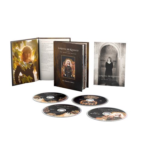 "Loreena McKennitt, the mask and mirror, the definitive edition." Geöffnetes Buch, Leaflet und vier CDs verteilt.