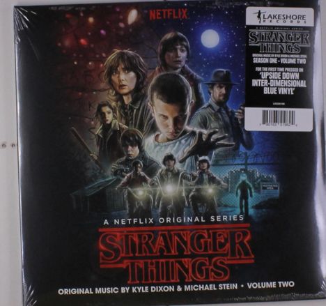 "Stranger Things", Staffel 1, Volume 2. Illustration mit Figuren in dramatischer Pose, rotem Logo und Blau schimmerndem Hintergrund.