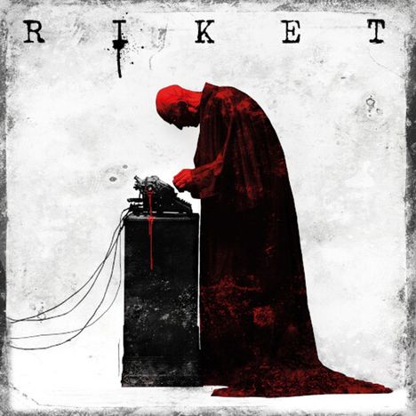 Text: "RIKET". Ein rotes, vermummtes Wesen schreibt blutrote Tropfen auf einer Schreibmaschine.