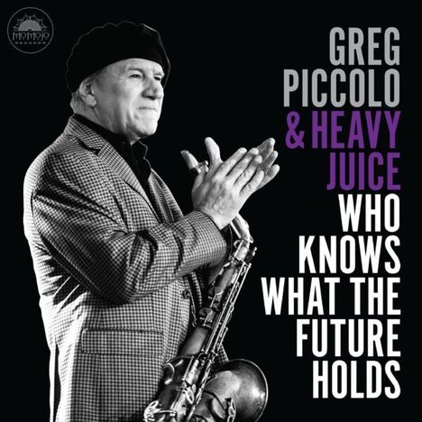 "Greg Piccolo & Heavy Juice Who Knows What the Future Holds." Ein Mann mit Sakko und Mütze hält ein Saxophon.