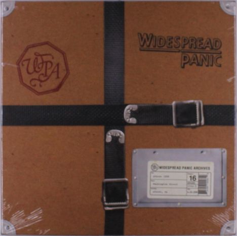 Logo und Text "Widespread Panic" sowie "Widespread Panic Archives". Design ähnelt einem Koffer mit Riemen.