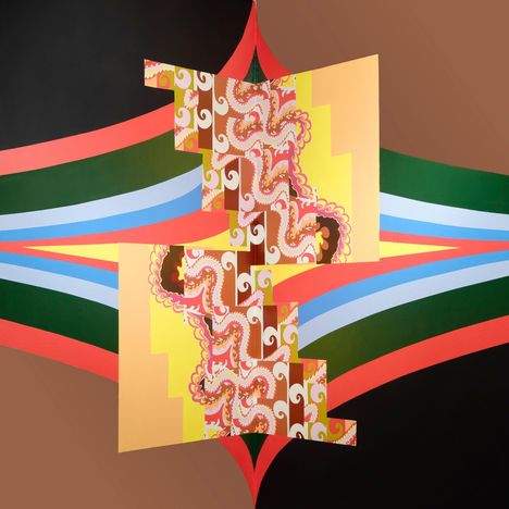 Ein Gemälde mit bunten, wellenförmigen und geometrischen Mustern in Rot, Grün, Blau, Gelb und Braun.