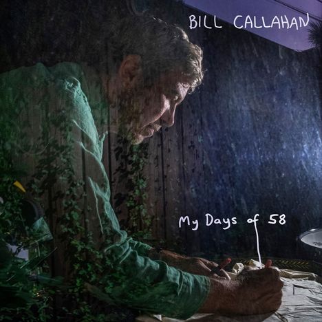 Texte: "BILL CALLAHAN", "My Days of 58". Ein Mann in grünem Hemd schreibt auf Papier. Dämmerige Atmosphäre.