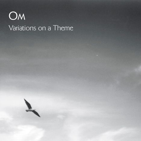 "Om: Variations on a Theme" zeigt einen fliegenden Vogel vor grauem Himmel.