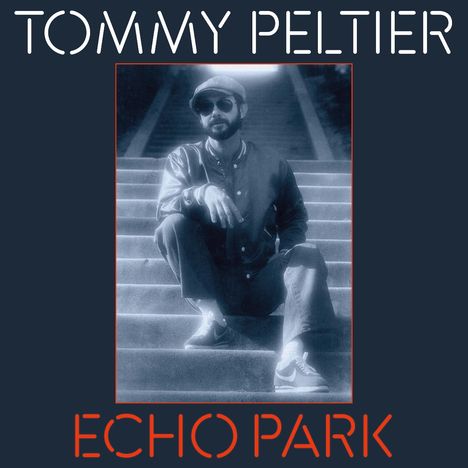 Texte: "Tommy Peltier", "Echo Park". Ein Mann mit Mütze und Sonnenbrille sitzt auf Treppe, entspannt wirkend.