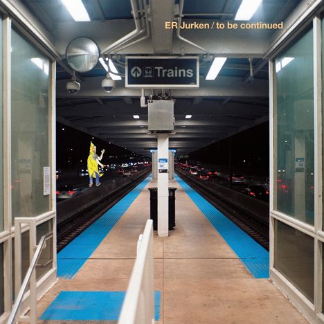 "ER Jurken / to be continued." Ein Bahngleis bei Nacht. Links steht ein Cartoon-Mann im gelben Regenmantel.