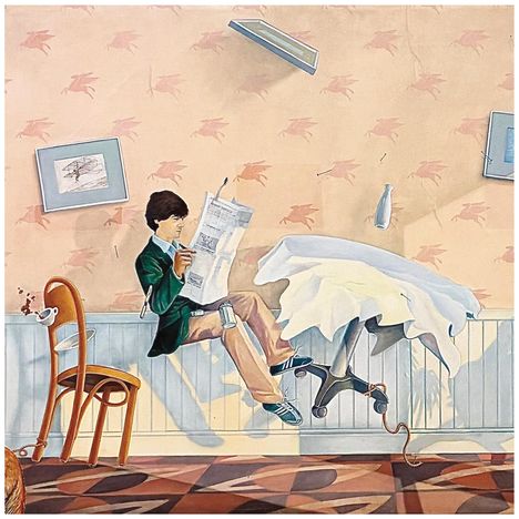 Ein Mann liest eine Zeitung in einem surrealen Raum. Dinge schweben, darunter ein Tisch, Stuhl und eine Tasse mit Kaffee.