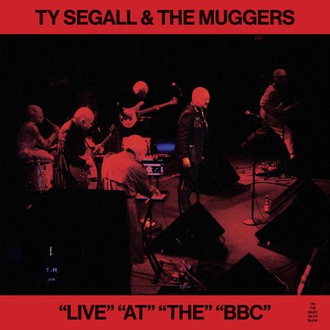 Text: "TY SEGALL & THE MUGGERS", "'LIVE' 'AT' 'THE' 'BBC'", "ON THE MARC RILEY SHOW". Ein Konzert mit Musikern auf der Bühne.