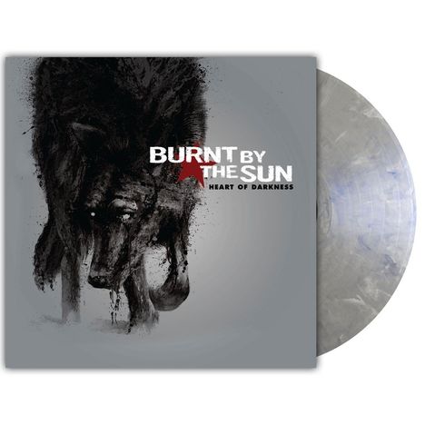 Text: "BURNT BY THE SUN" und "HEART OF DARKNESS". Illustration eines Wolfes, teils in Schwarz, mit abstraktem Design.