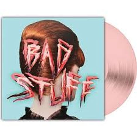 Text: „BAD STUFF“. Illustrationsstil: Frau von hinten mit hochgestecktem Haar vor einem blauen Hintergrund, rosa Schallplatte.