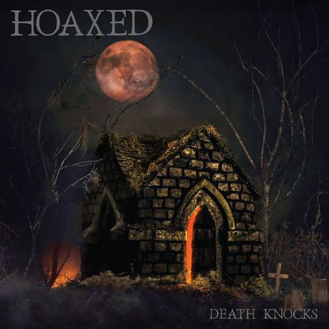 "HOAXED" oben, "DEATH KNOCKS" unten. Ein kleines, altes Steinhaus mit leuchtendem Eingang unter Mondlicht.
