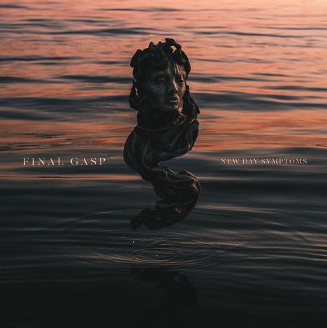 Texte: FINAL GASP, NEW DAY SYMPTOMS. Eine Statue steigt aus dunklem Wasser bei Sonnenuntergang.