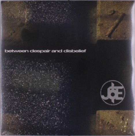 Text: "between despair and disbelief." Unten rechts ein monochromes Logo mit ineinandergreifenden Buchstaben.