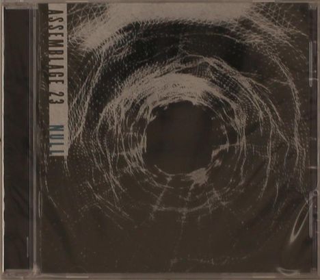 Text: "ASSEMBLAGE 23", "NULL". Dunkles abstraktes Muster, das wie ein Strudel aussieht.