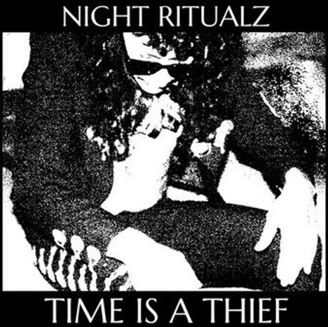 „NIGHT RITUALZ“ oben, „TIME IS A THIEF“ unten. Schwarz-weiß Illustration einer Person mit dunkler Kleidung und Sonnenbrille.